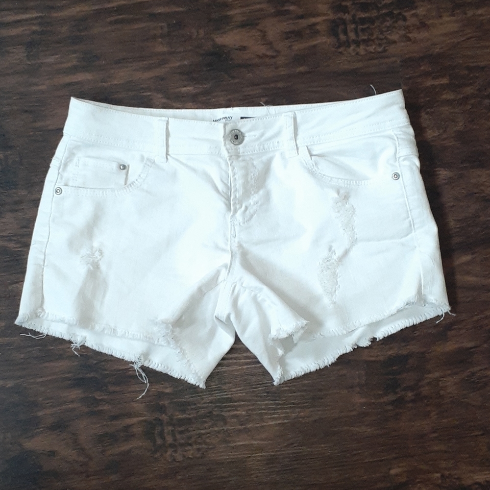 White 10 inch shorts😍